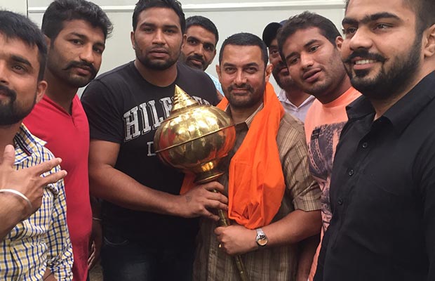 Dangal: Aamir Khan Receives Special Gift From Local Wrestlers While Shooting In Ludhiana