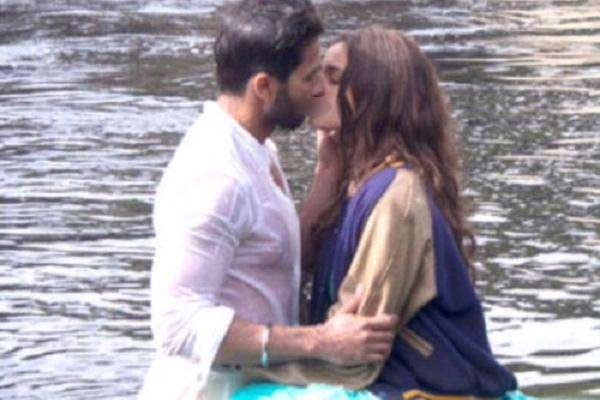 Shahid Kapoor And Alia Bhatt’s Shaandaar Steamy Lip Lock In Water!
