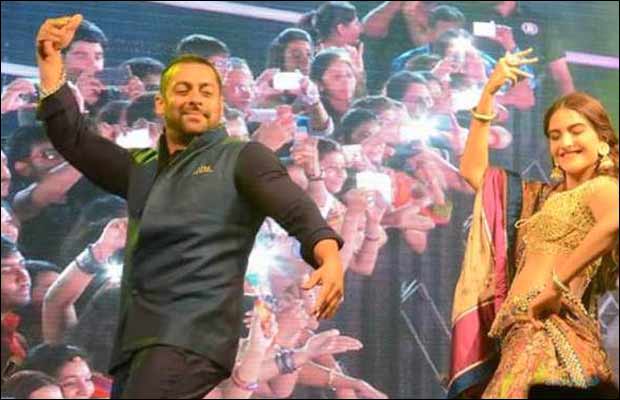 Leaked Video: Salman Khan Enjoying Playing Garba With Sonam Kapoor