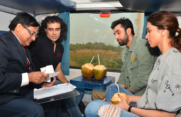 #TrainMeinTamasha: Deepika Padukone And Ranbir Kapoor Enjoying Their Train Journey