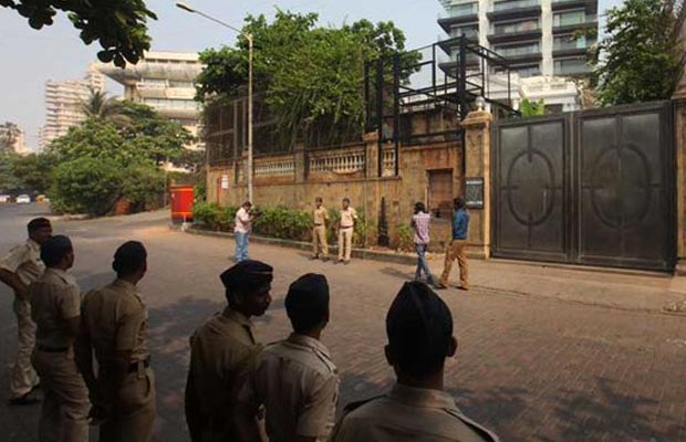 Security Outside Shah Rukh Khan’s Mannat Increased Over Intolerance Comment Row