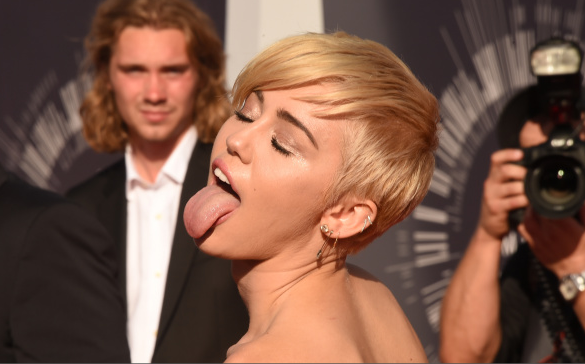Miley Cyrus Licks Piano And Sells It For $50000!