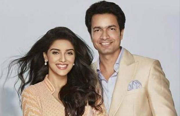 Check Out Asin And Rahul Sharma’s Gold Wedding Card