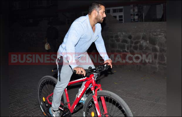 salman-snapped-on-cycle