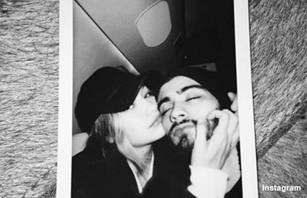 Love Struck Zayn Malik Posts Adorable Selfie With Gigi Hadid!