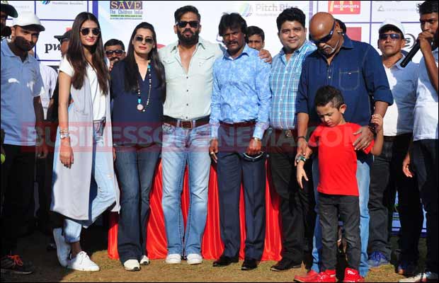 Snapped: Athiya Shetty Playing Cricket With Dad Suniel Shetty And Others