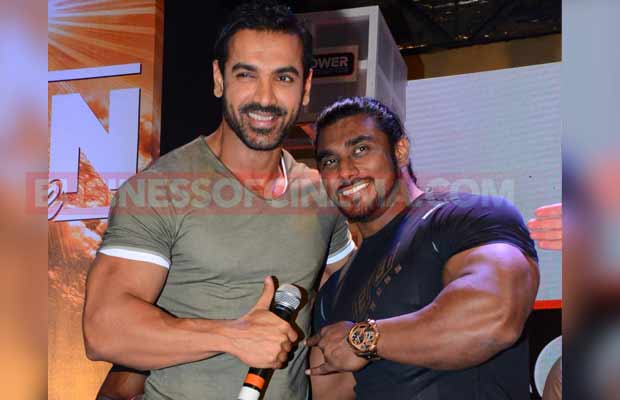 John Abraham Sports A Cool Look At Fitness Expo!