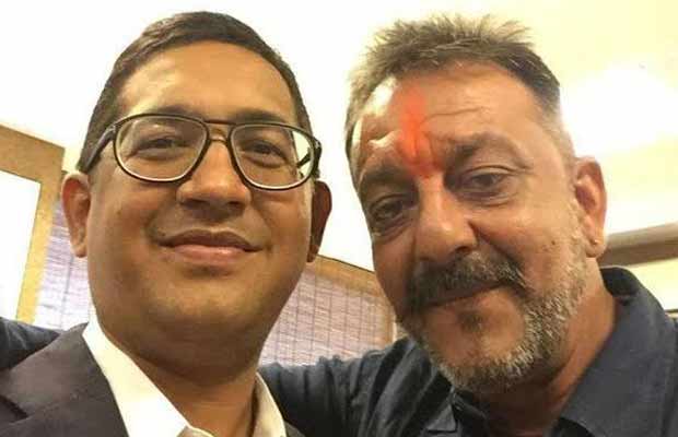 Guess Who Does Sanjay Dutt Click First Selfie With After Release From Jail!