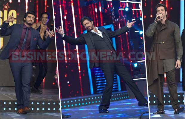 Inside Photos: Shah Rukh Khan Dances, Hrithik Roshan Sings At Radio Mirchi Awards!