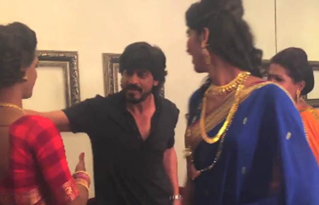Shah Rukh Khan Dances With India’s First Transgender Band And It’s The Best Thing Ever!