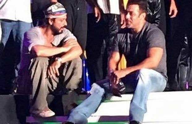 Snapped: What Are Shah Rukh Khan And Salman Khan Chatting During Rehearsals?