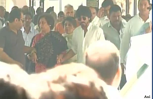 Photos: Shah Rukh Khan At His Father-In-Law’s Funeral In Delhi