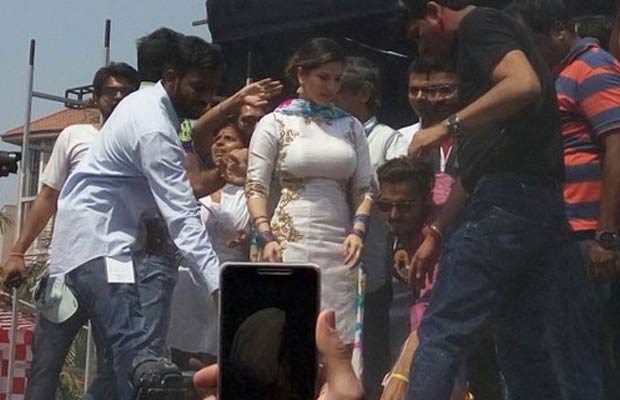 Shocking! Sunny Leone Slapped A Journalist For Asking Her Inappropriate Question