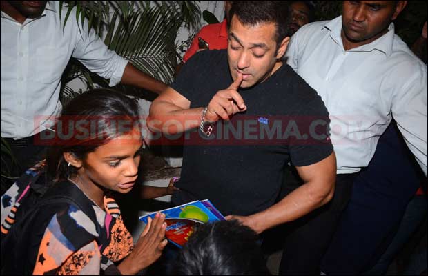 Photos: Salman Khan Gives Money To Street Kids