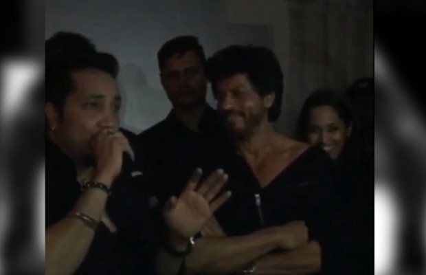 Watch: Shah Rukh Khan Sings ‘Billo’ With Mika Singh At Karim Morani’s Birthday Party!