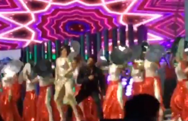 LEAKED VIDEO: Shah Rukh Khan’s Energetic Performance On Chaiyya Chaiyya At TOIFA 2016