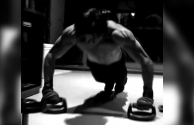 Watch Behind The Scenes: Shah Rukh Khan INTENSE Work Out That Made Him Achieve 8 Pack Abs!