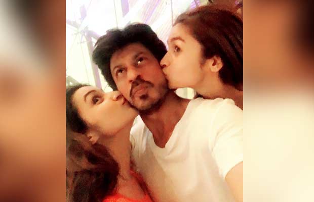 Jealous ! Parineeti Chopra And Alia Bhatt Kissed Shah Rukh Khan After Watching Fan