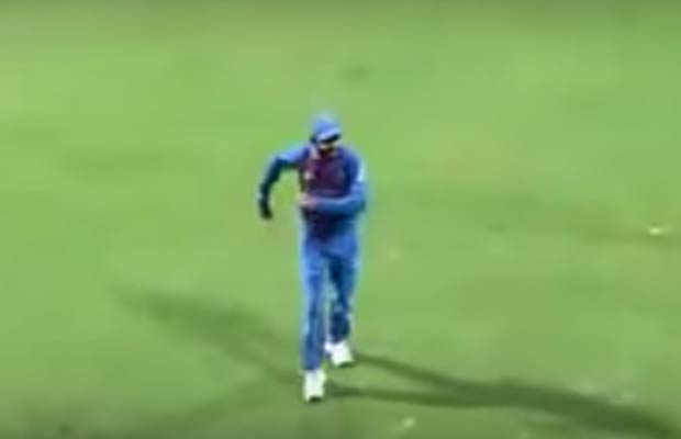 Leaked Video: Amid Cricket Match, Virat Kohli Teases Anil Kapoor With Quick Dance Moves!