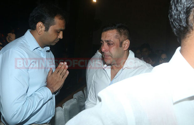 Watch: Salman Khan Breaks Down At Rajjat Barjatya’s Prayer Meet