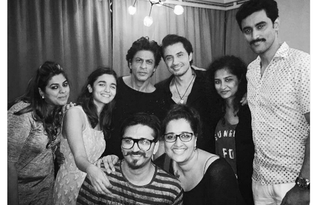 Shah Rukh Khan Shares An Adorable Picture With The Team Of Dear Zindagi!