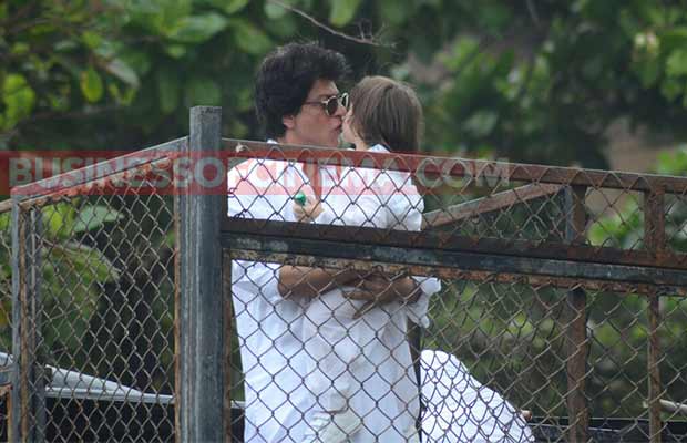 Awww! Here’s What AbRam Said To Shah Rukh Khan After Seeing Thousand Fans Outside Mannat