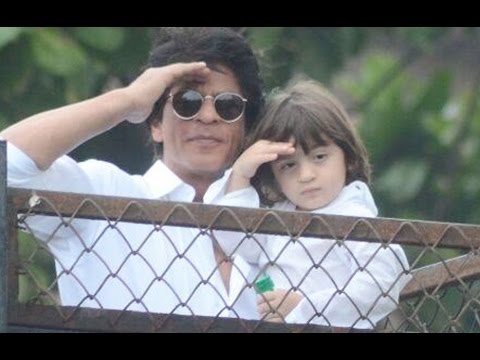 Watch: Crowd Went Crazy When Shah Rukh Khan With AbRam Waves At His Fans