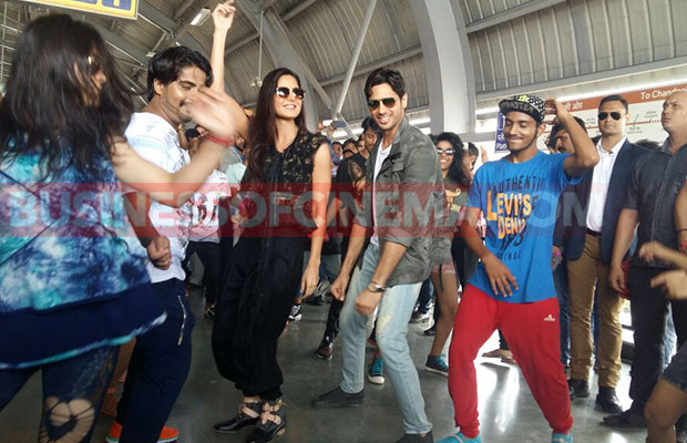 Katrina Kaif And Sidharth Malhotra Danced With People At A Public Place For Promotions!