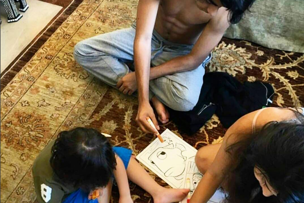 So Cute! Shah Rukh Khan Kids Clicked While Drawing Together