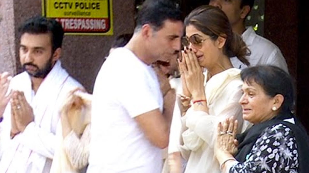 Watch: Emotional Shilpa Shetty CRIES And HUGS Akshay Kumar At Father’s Funeral