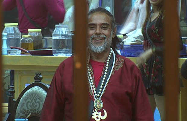 Bigg Boss 10 Episode 31, 28 November Highlights: Manveer, Manu CAUGHT Om Swami Stealing Things In The House!