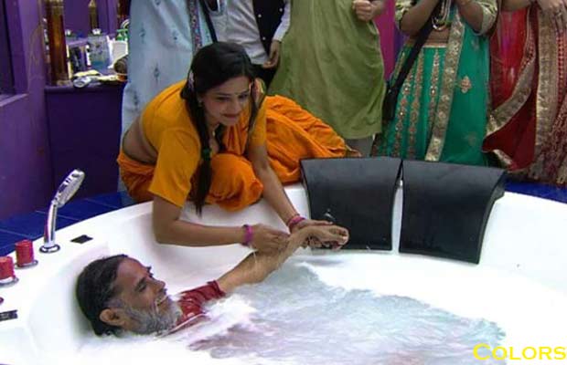 Bigg Boss 10: Lopamudra Raut And Monalisa In Their Sultry Avatar Get In The Pool, Look How Manu And Swamiji React