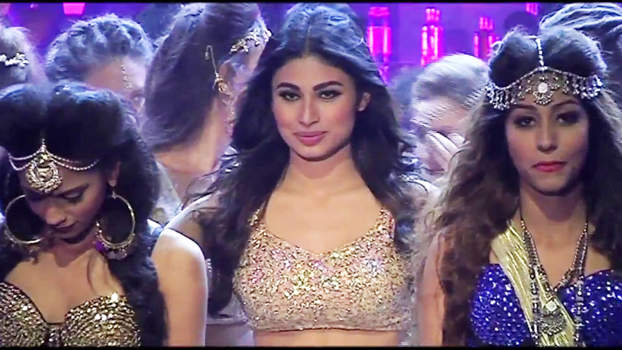 Watch: Mouni Roy SIZZLES In Her First ITEM SONG From Tum Bin 2