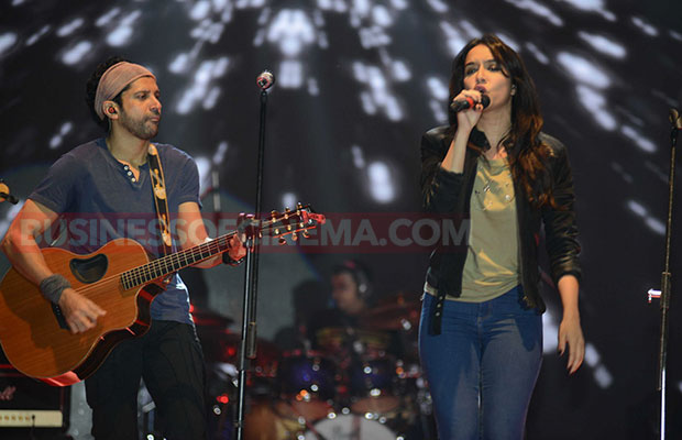 Rock On 2 Stars Shraddha Kapoor And Farhan Akhtar Set The Stage On Fire With Their Singing In Delhi!