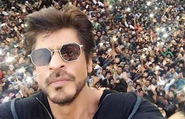 Watch: Shah Rukh Khan Birthday 2016 Celebration With FANS At Mannat
