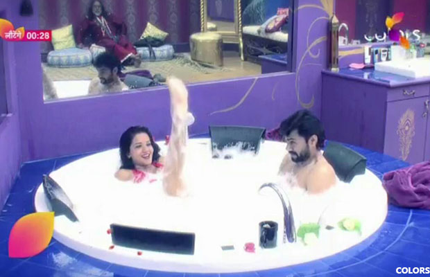 Bigg Boss 10: Monalisa And Gaurav Chopra Get Intimate In Bathtub, Here’s How Manu Punjabi Reacted!