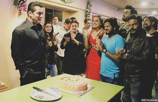 Bigg Boss 10: Here’s How Salman Khan Was Surprised By Sonakshi And Manish Paul Before Actor’s Birthday!