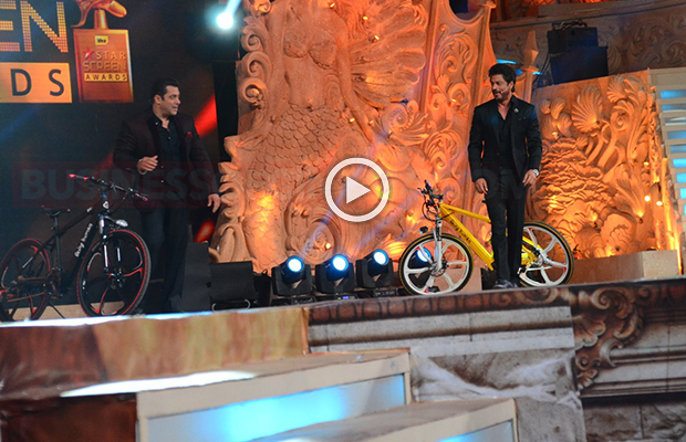 Leaked Videos: Salman Khan And Shah Rukh Khan Reprise Karan-Arjun Act At Star Screen Awards 2016!