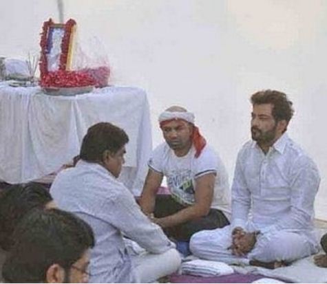 Bigg Boss 10: Manu Punjabi Pays Last Respect To His Mother At Prayer Meet- See Photos!