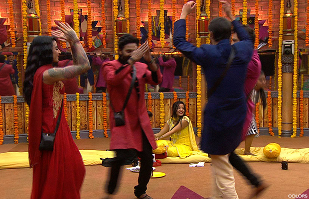 Bigg Boss 10: Housemates Dance To Shah Rukh Khan’s Popular Song On Monalisa’s Mehendi Ceremony!