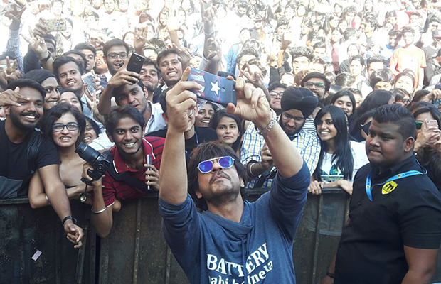 Fans Go Crazy As Shah Rukh Khan Recites His Famous Dialogues In Pune!