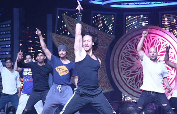 Tiger Shroff Gives Yet Another Smashing Performance At Filmfare Awards