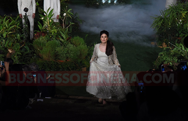 Kareena Kapoor Khan Is Back! She Slays It On The Ramp