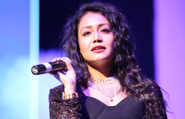 Oh No! Kala Chashma Singer Neha Kakkar BREAKS DOWN On Stage!