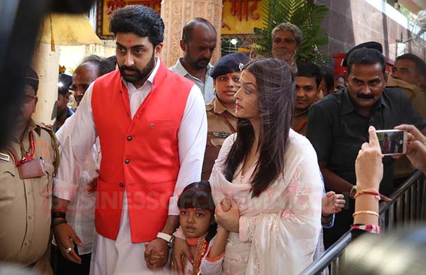 Abhishek Bachchan And Aishwarya Rai Bachchan Go To Siddhivinayak To Seek Blessing On Their 10th Marriage Anniversary