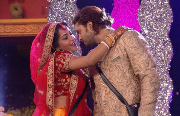 Bigg Boss 10 Contestant MonaLisa Locked Lips With Vikrant Singh Rajput On A Special Demand!