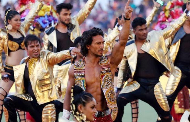 Tiger Shroff Enthralls The Crowd With His Incredible Dance Moves At Rajkot!