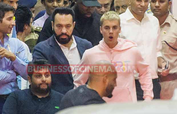 Here’s What Happened When Justin Bieber Arrived Mid Night At Mumbai Airport