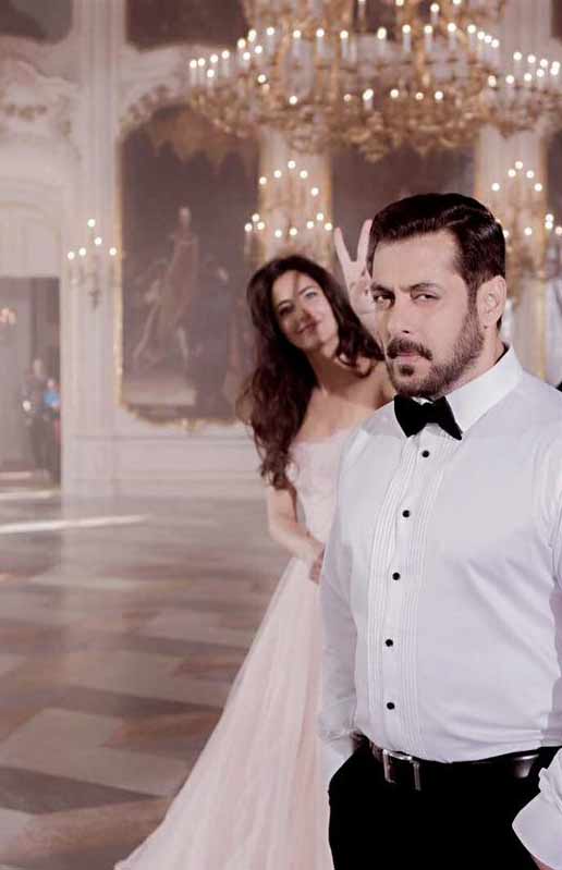 Another Still From The Sets Of Tiger Zinda Hai Having Katrina Kaif  Photobombing Salman Khan Is Too Cute! - Business Of Cinema
