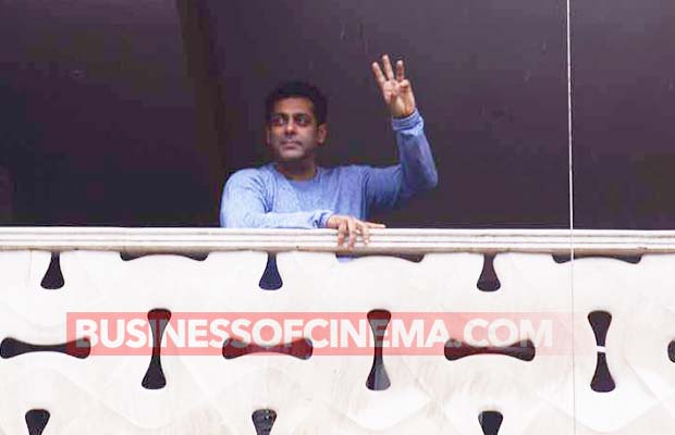 PHOTOS: Salman Khan Waves Out To His Fans On The Occasion Of Eid